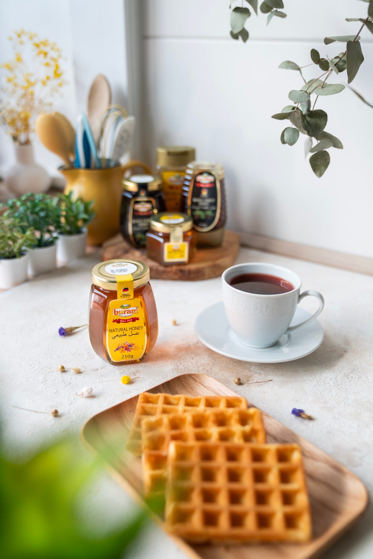 Frühstückstisch mit Buram Honig, Tee und Waffeln
